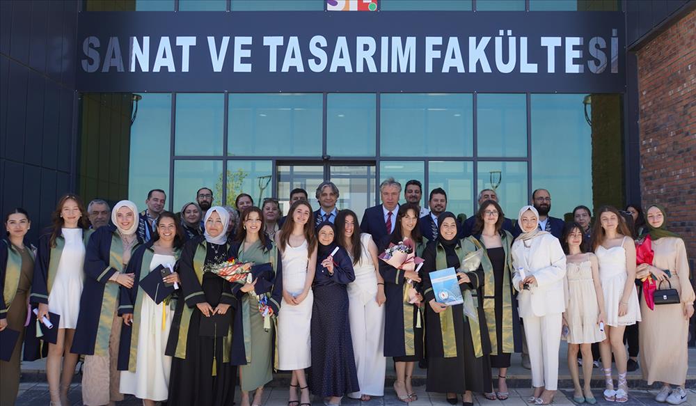 Sanat ve Tasarım Fakültesi Mezuniyet Töreni ve Sergisi Coşkuyla Gerçekleşti